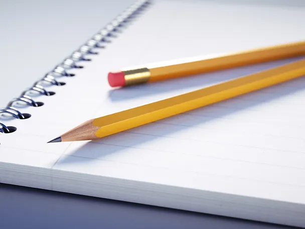 Zwei Bleistifte auf einem Notizblock Zwei Bleistifte auf einem Notizblock